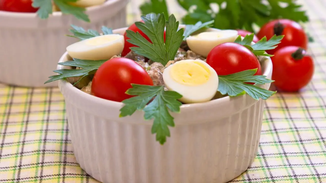 Салат из печени с сыром и маринованными огурцами - рецепт с фото