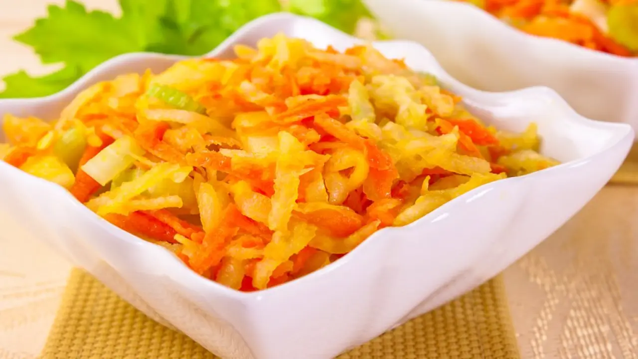 Салат из моркови, яблока, сельдерея и кольраби - рецепт с фото