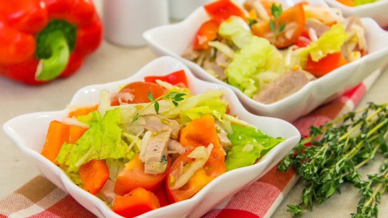 Салат из говядины с помидорами и кольраби - рецепт с фото