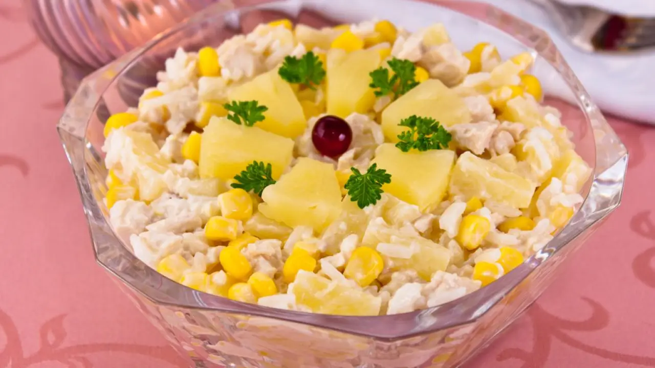 Салат из куриного филе с рисом и ананасами - рецепт с фото