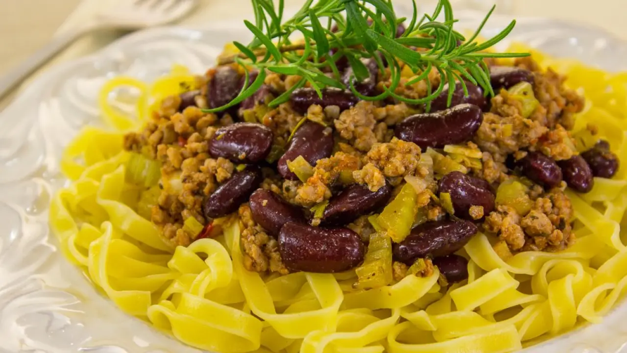 Мясной фарш с сельдереем и фасолью - рецепт с фото