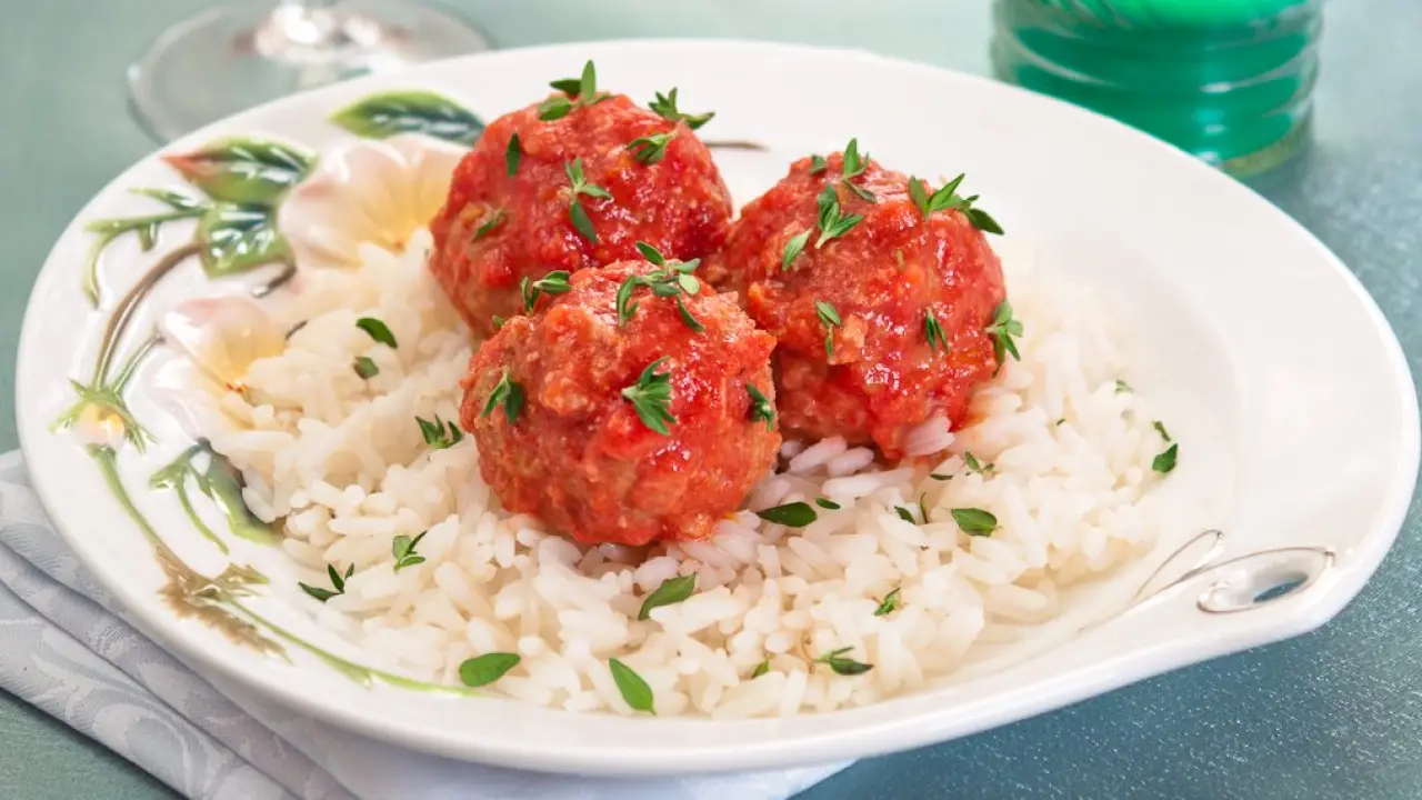 Мясные тефтели с луково-фасолевым наполнением - рецепт с фото