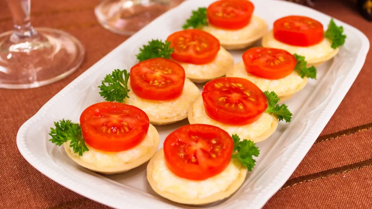 Закусочные тарталетки с томатами и сыром - рецепт с фото