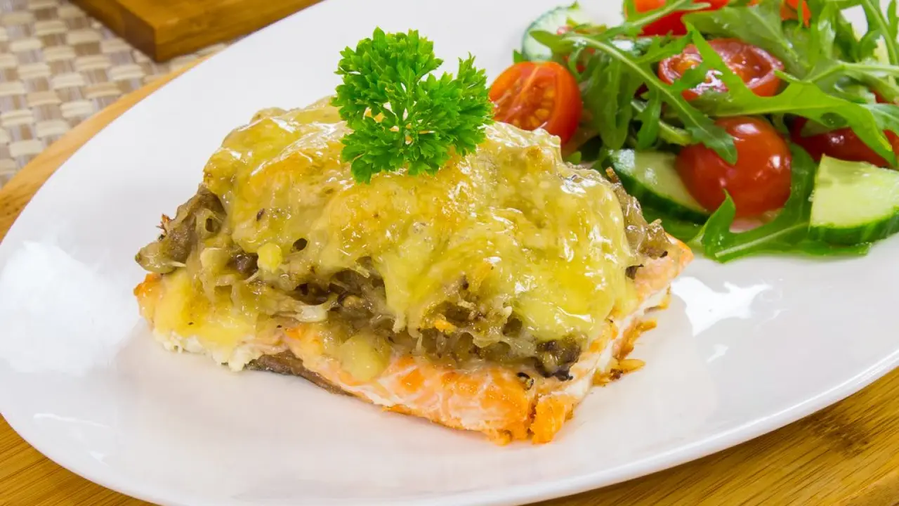 Запеченная горбуша с сыром, грибами и картофелем - рецепт с фото