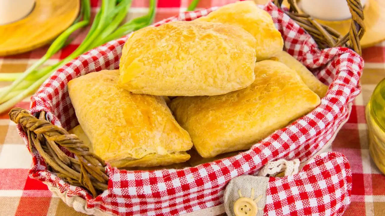 Пирожки из слоеного теста с картофелем и курицей - рецепт с фото