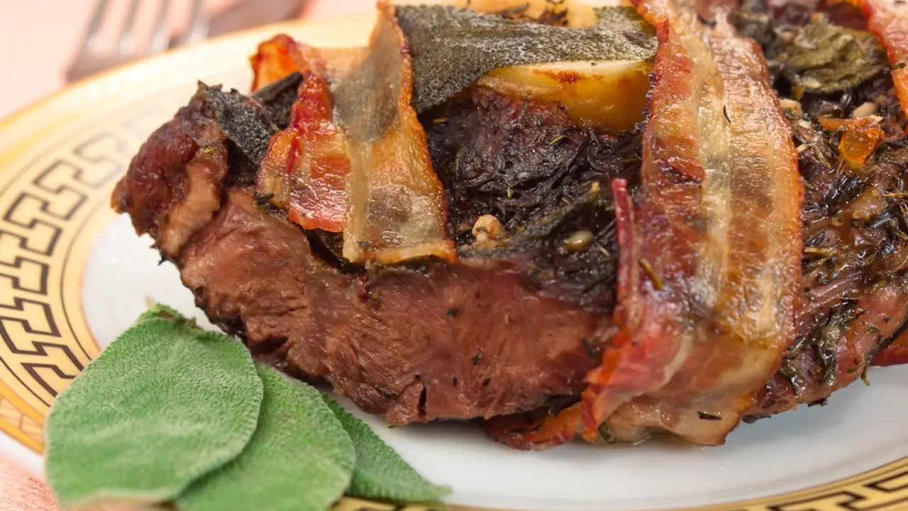 Запеченная говядина с беконом и травами - рецепт с фото