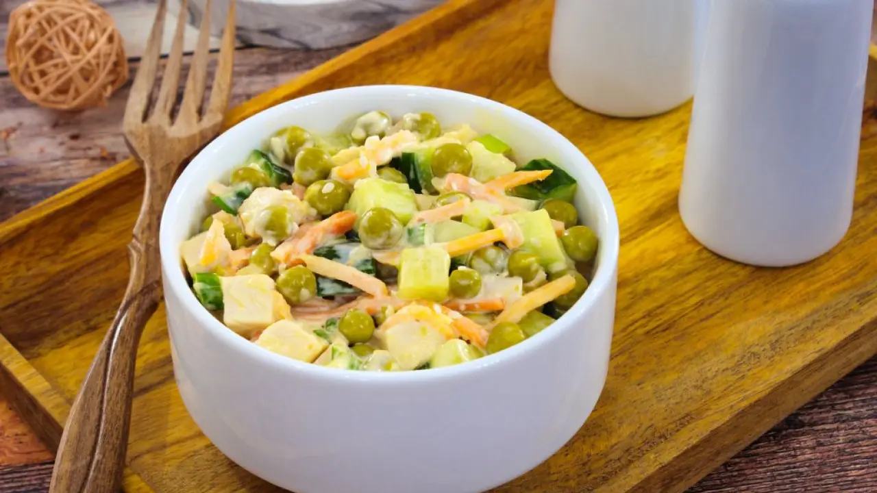 Салат из копченой курицы с морковью по-корейски и горошком - рецепт с фото