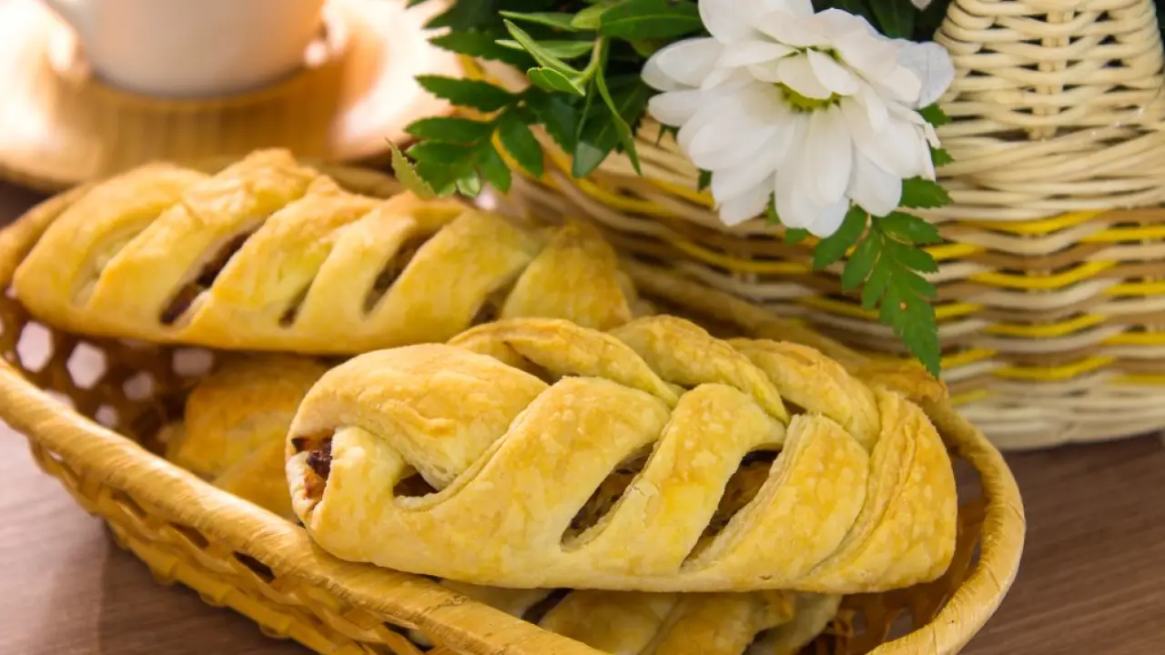Слоеные пирожки с начинкой из капусты, фарша и бекона - рецепт с фото