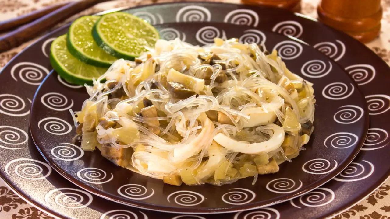 Салат из фунчозы с грибами и кальмарами - рецепт с фото