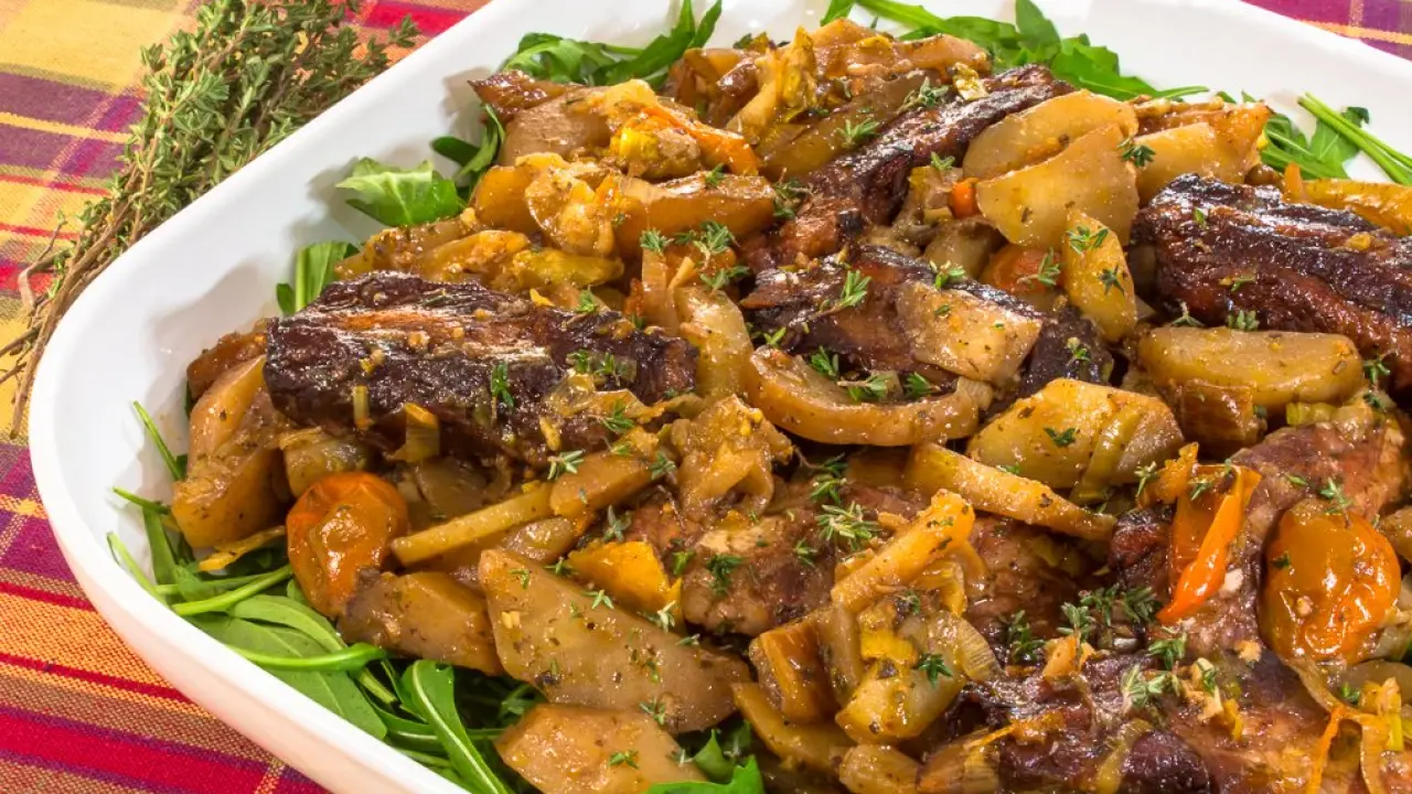 Запеченные свиные ребрышки с овощами - рецепт с фото