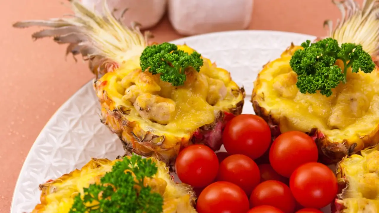 Запеченные под сыром ананасы с начинкой из куриного филе - рецепт с фото