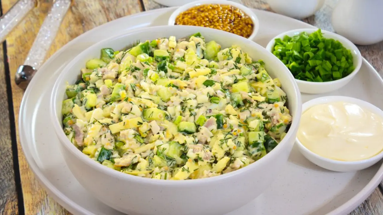 Салат из запеченной курицы с огурцом и яичными блинчиками - рецепт с фото