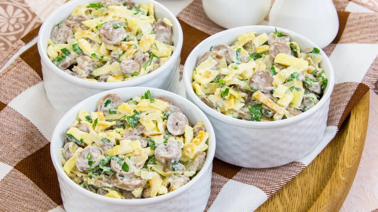 Салат из куриных сердечек с яичными блинчиками - рецепт с фото