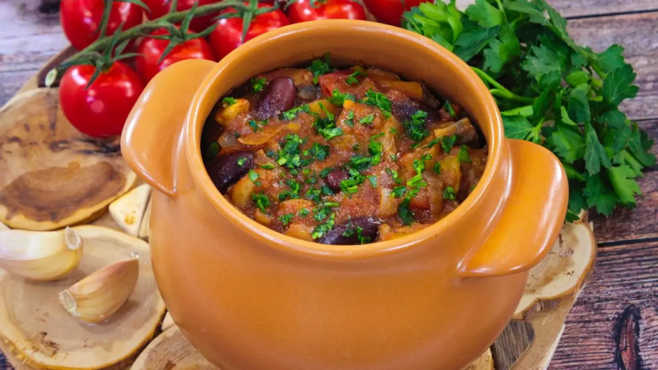 Мясо с грибами и фасолью в горшочках - рецепт с фото