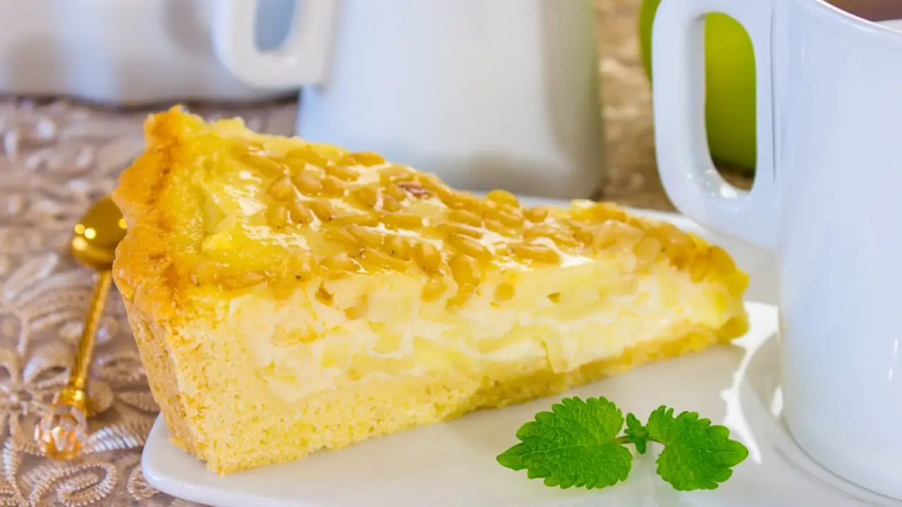 Яблочный пирог с кедровыми орехами - рецепт с фото