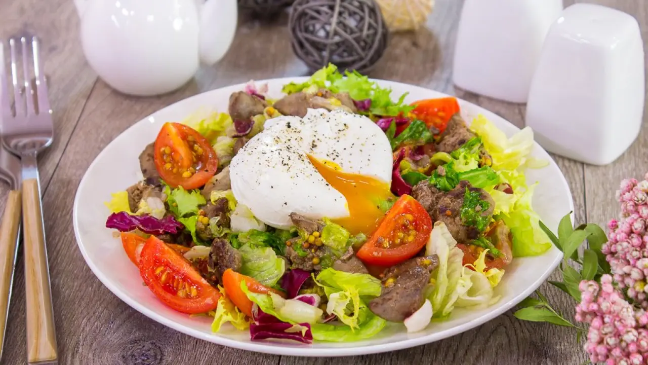 Салат из куриной печени с яйцом пашот - рецепт с фото