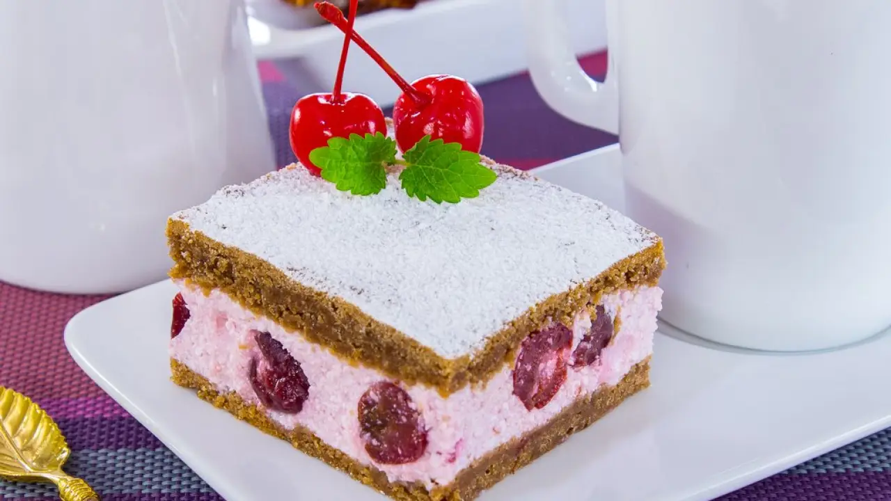 Шоколадные пирожные с кремом из творога и вишни - рецепт с фото