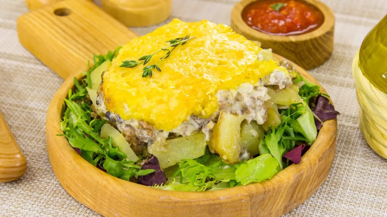 Картофельная запеканка с грибами и фаршем - рецепт с фото