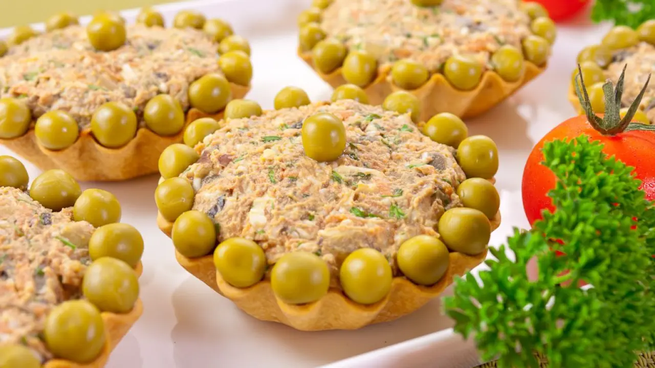 Закусочные тарталетки с паштетом из куриной печени - рецепт с фото