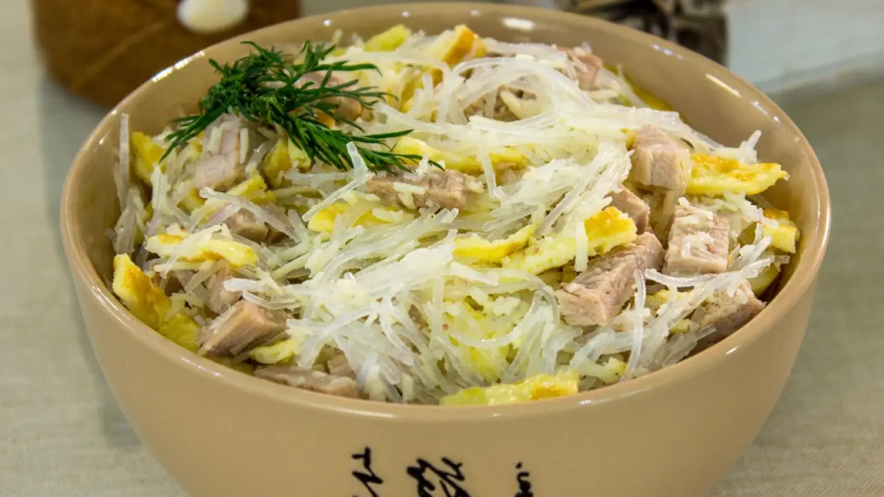 Салат из свинины с фунчозой и яичными блинами - рецепт с фото