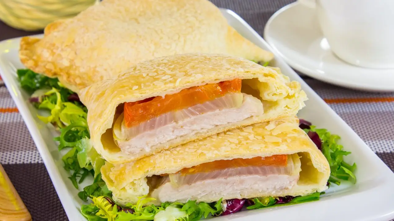 Пирожки из слоеного теста с мясом и томатами - рецепт с фото