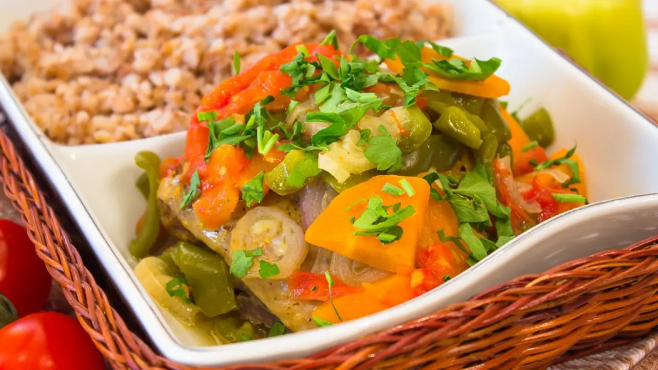 Тушеная в фольге курица с овощами - рецепт с фото