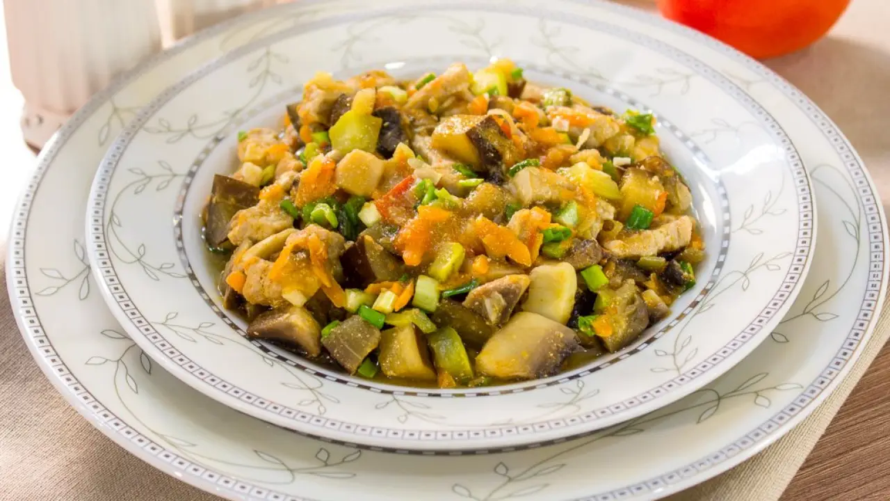 Тушеная свинина с грибами и овощами - рецепт с фото