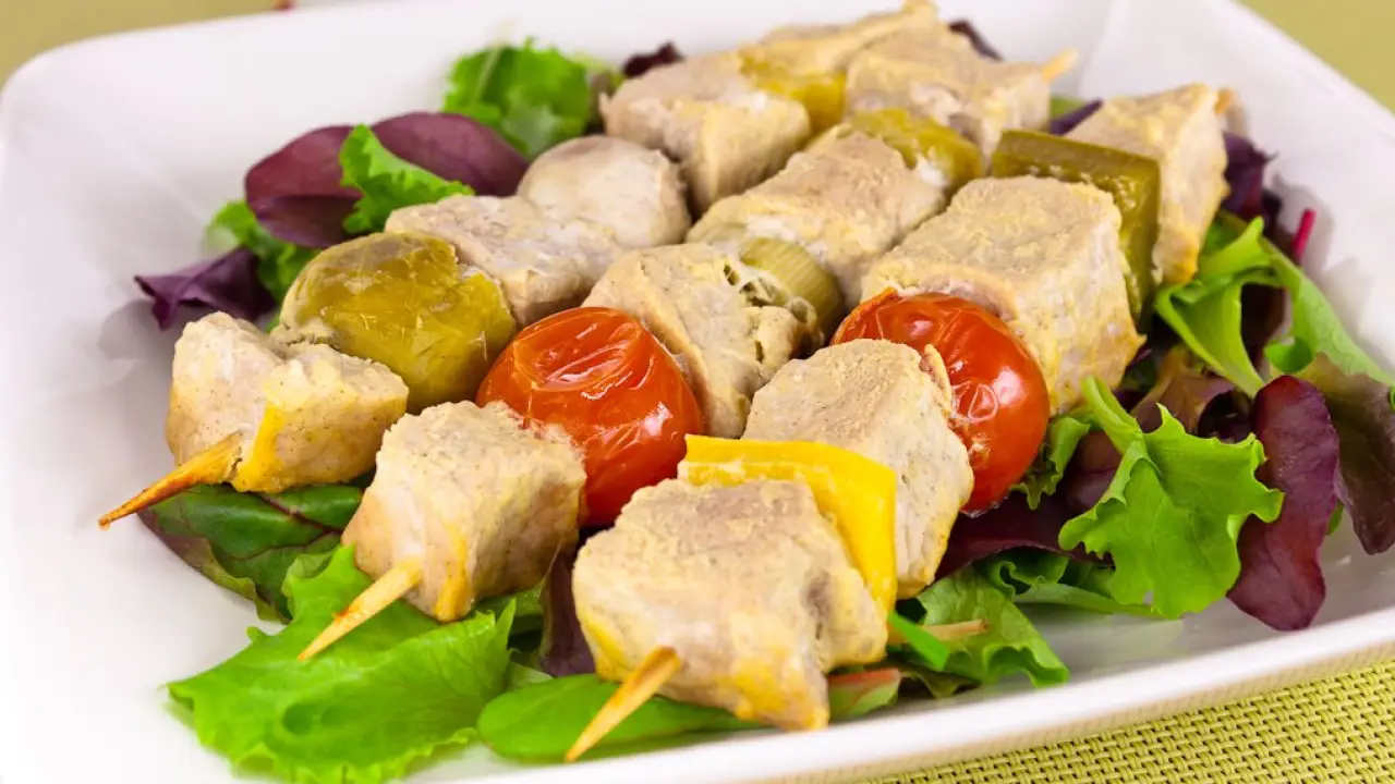 Свиные шашлычки с грибами и овощами - рецепт с фото
