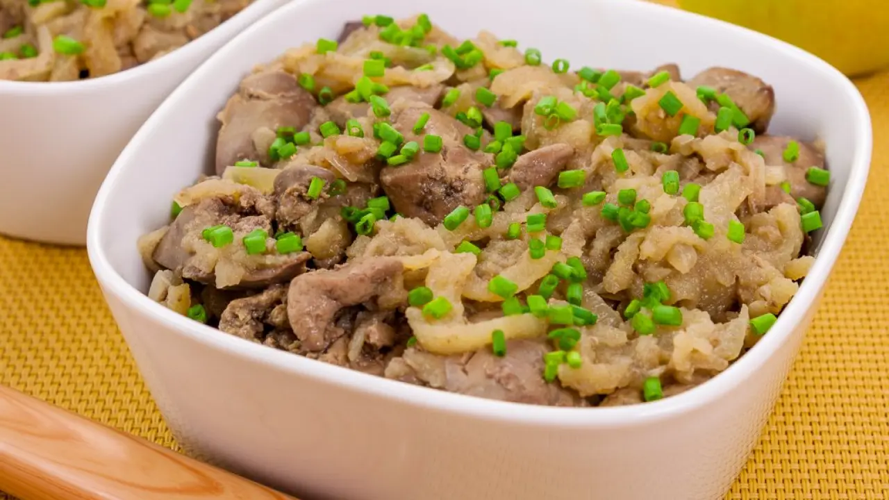 Жареная куриная печень с яблоками - рецепт с фото