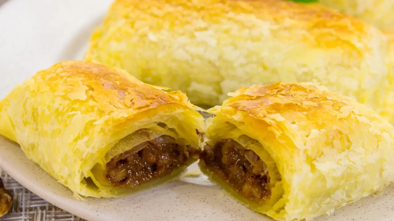 Пирожки из слоеного теста с вареной сгущенкой и орехами - рецепт с фото