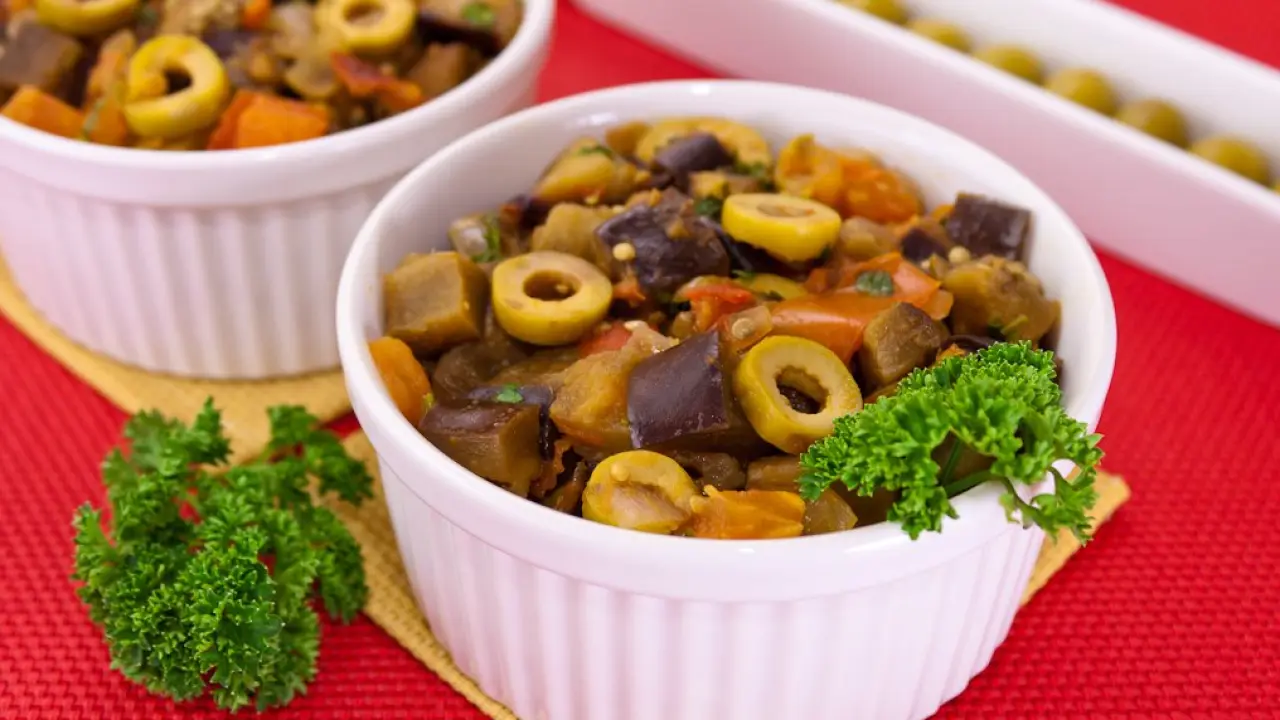 Тушеные баклажаны с помидорами и оливками - рецепт с фото