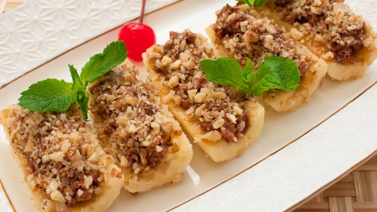 Фаршированные бананы с шоколадом и орехами - рецепт с фото