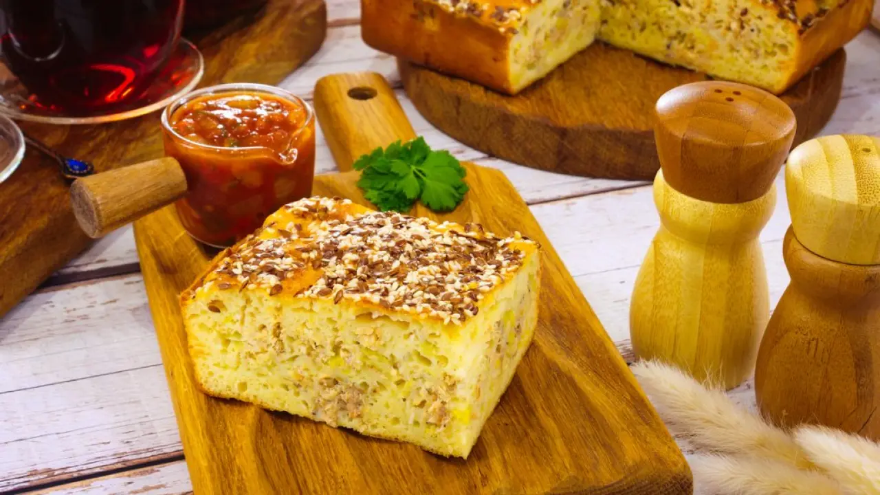 Пирог заливной с луком-пореем и горбушей - рецепт с фото