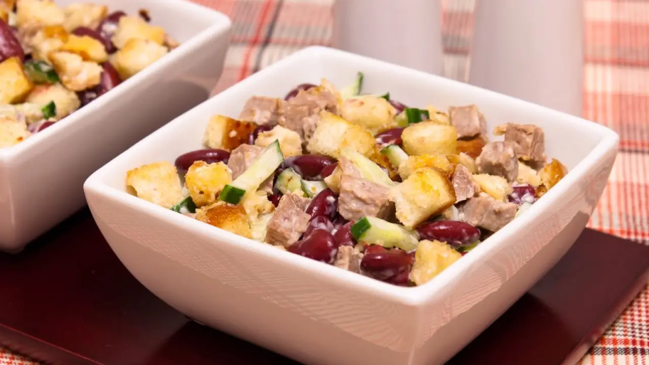 Сытный салат из говядины с фасолью и сухариками - рецепт с фото