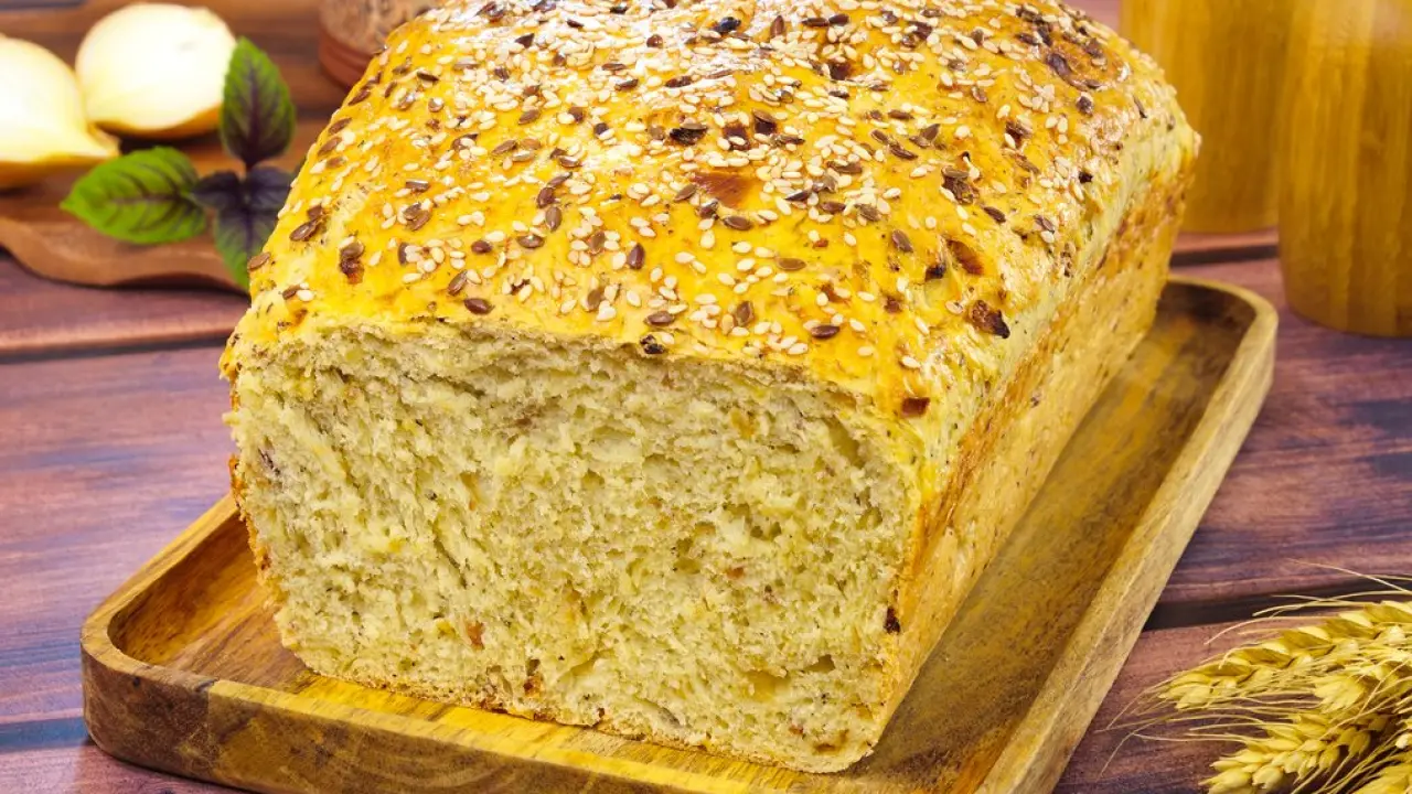 Хлеб с жареным луком и беконом - рецепт с фото