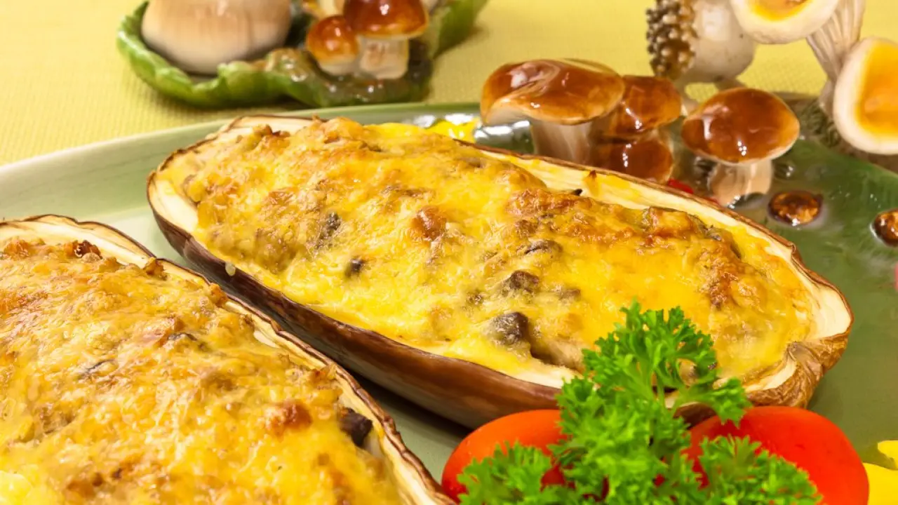 Фаршированные баклажаны с гречкой, грибами и беконом - рецепт с фото