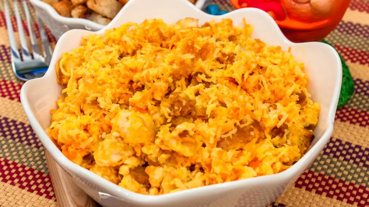Салат из моркови с сыром и сухариками - рецепт с фото