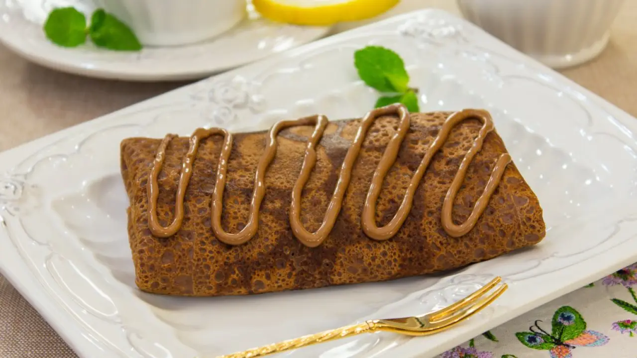 Блинчики шоколадные с орехами и бананами - рецепт с фото