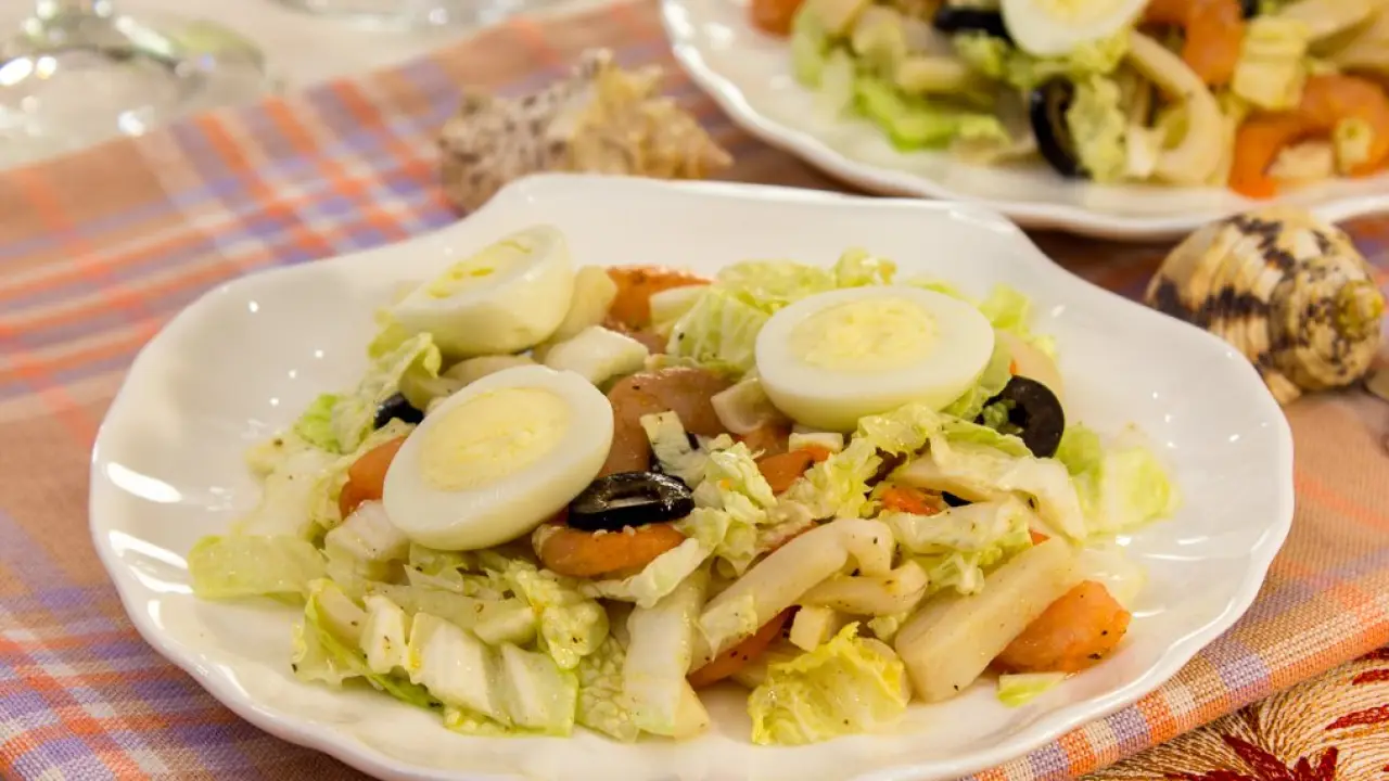 Салат из пекинской капусты с креветками и кальмарами - рецепт с фото