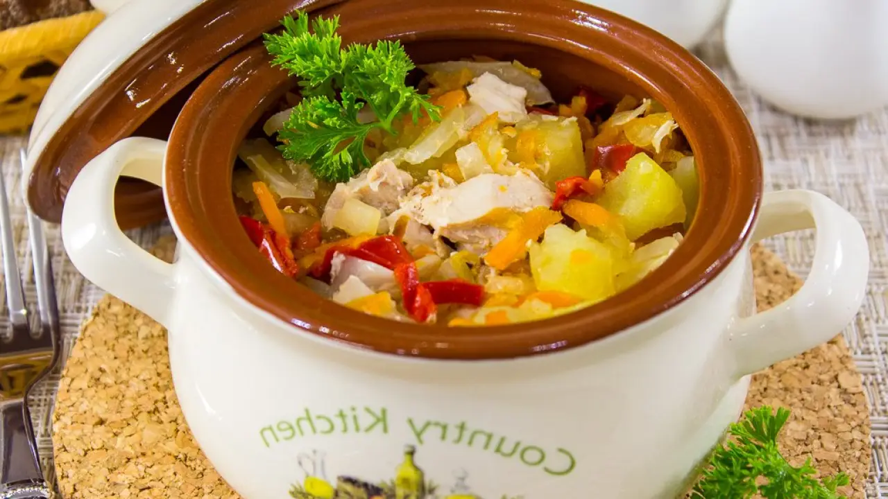 Куриное филе с картофелем и капустой в горшочках - рецепт с фото