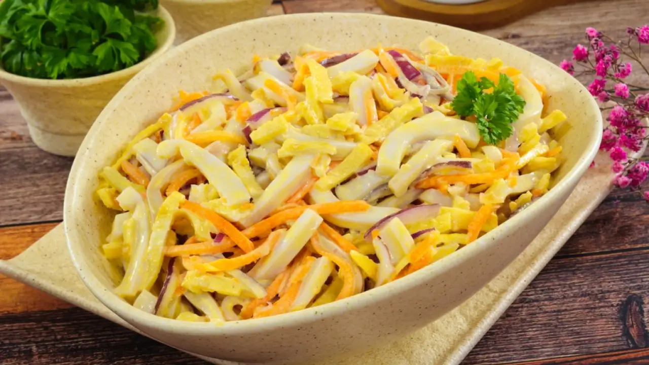 Салат из кальмаров с морковью по-корейски и яичными блинчиками - рецепт с фото