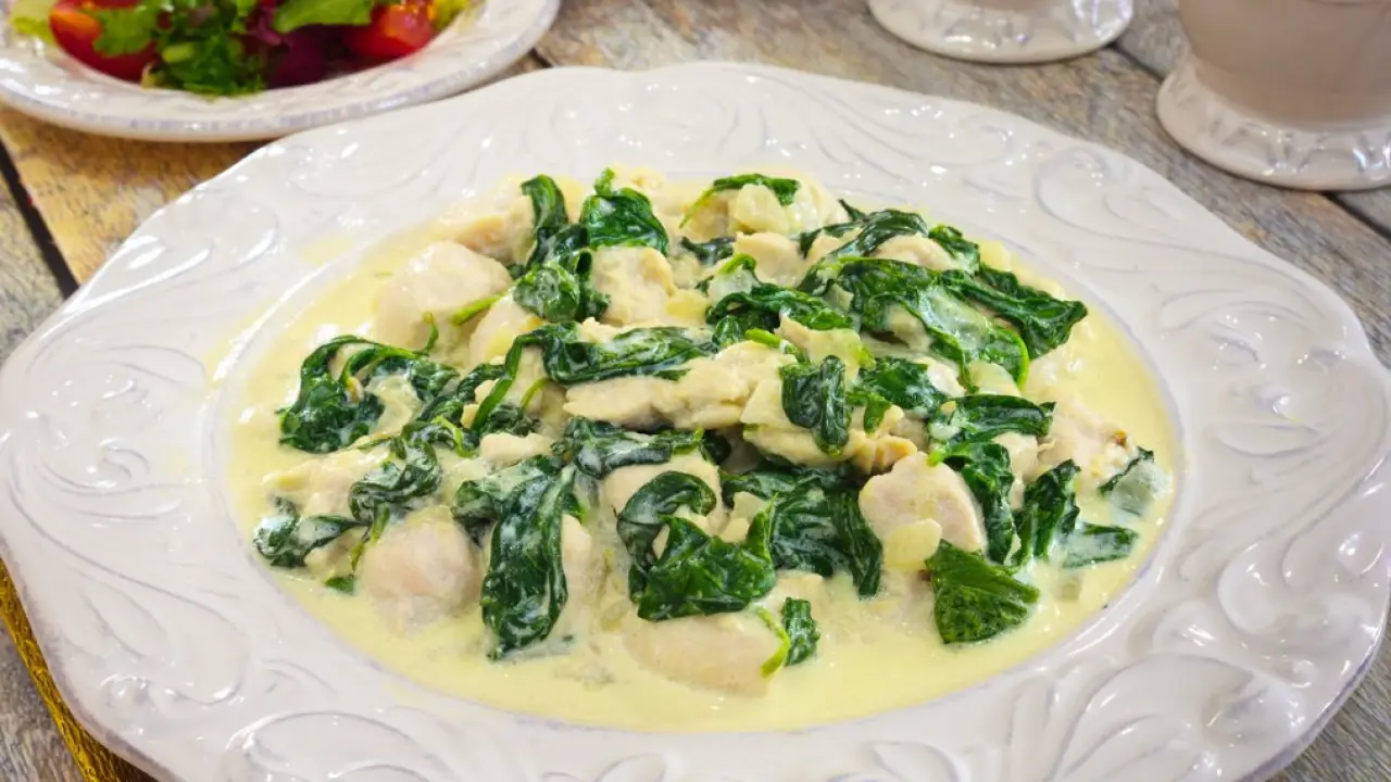 Куриное филе со шпинатом в сливочном соусе - рецепт с фото
