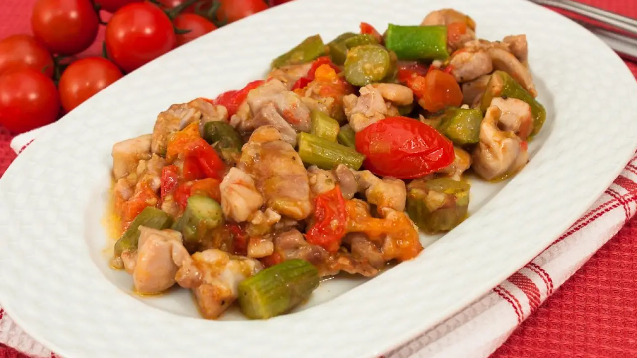 Куриное филе с жареной спаржей и томатами - рецепт с фото