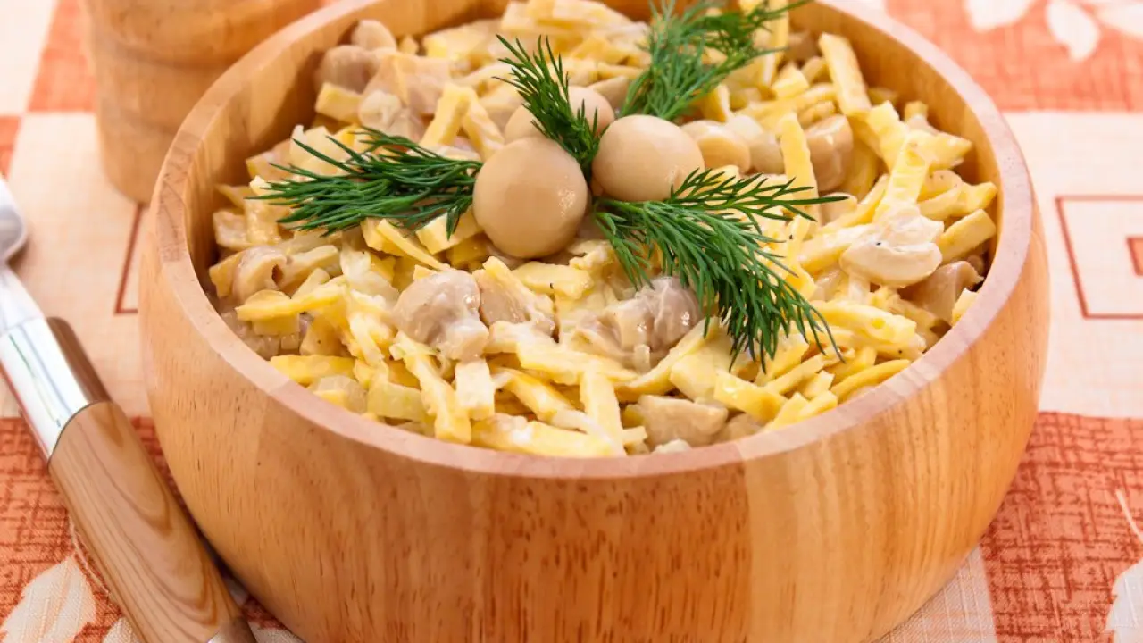 Салат из блинчиков с грибами и луком - рецепт с фото