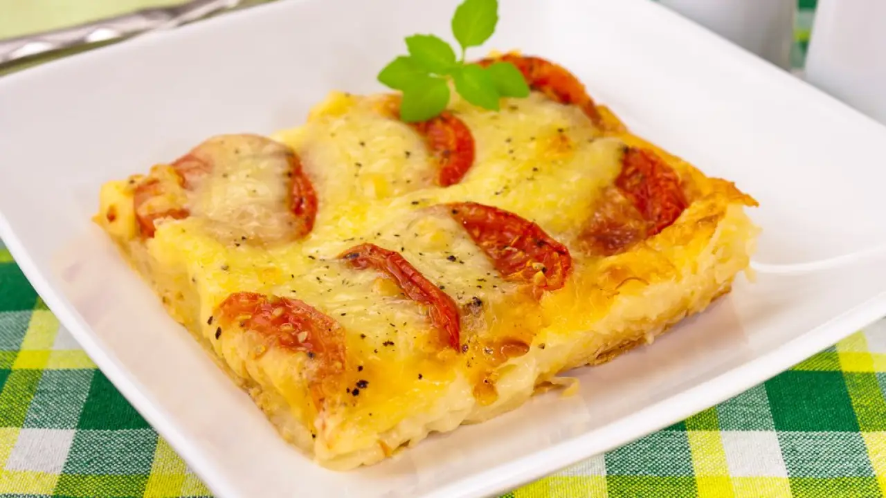 Пирог из слоеного теста с помидорами и моцареллой - рецепт с фото
