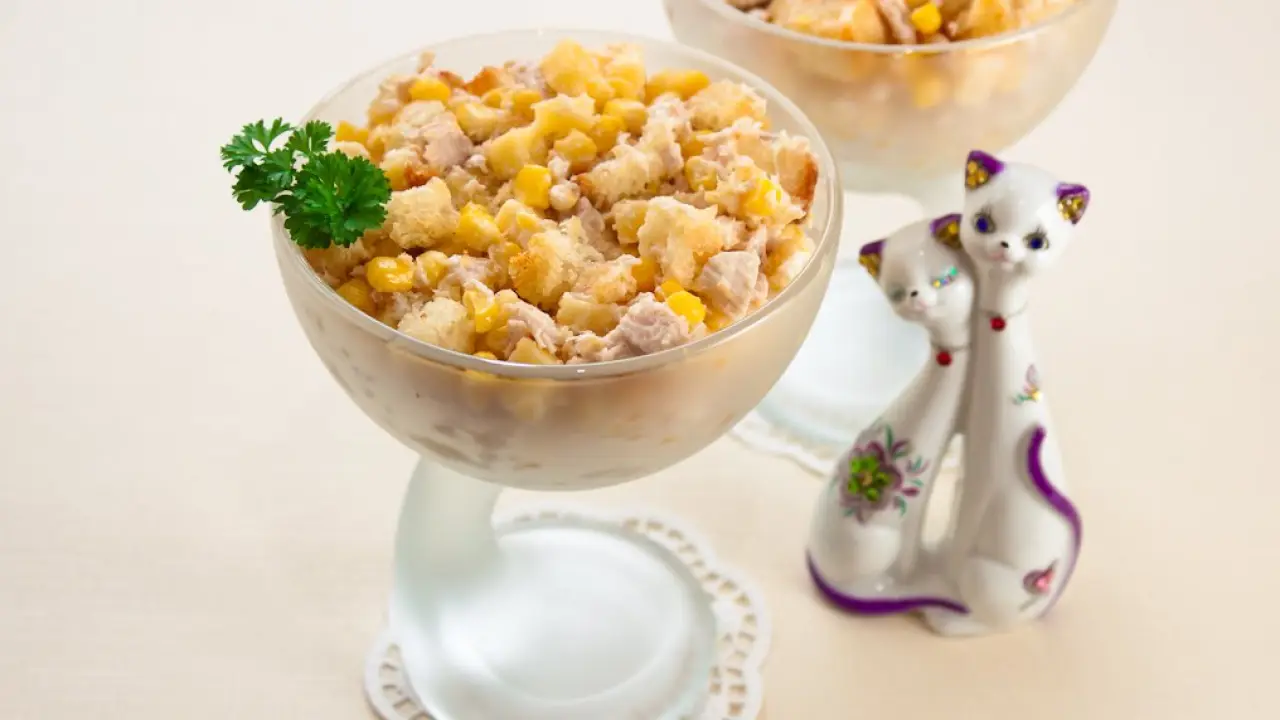 Салат из куриного филе с кукурузой, сыром и сухариками - рецепт с фото