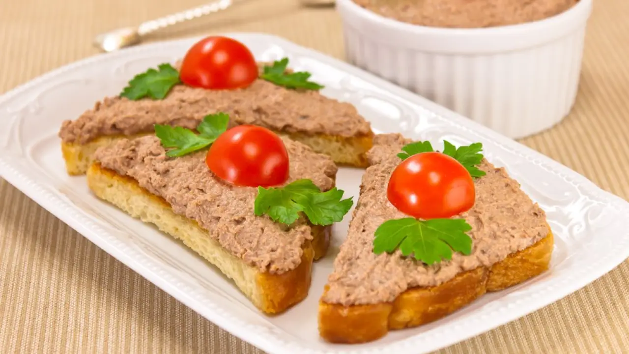 Бутерброды с куриным печеночным паштетом - рецепт с фото