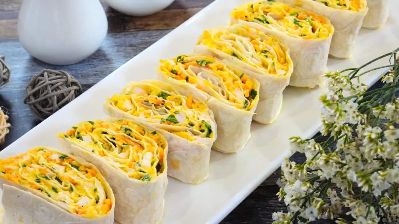 Рулет из лаваша с сыром, морковью по-корейски и копченым куриным филе - рецепт с фото