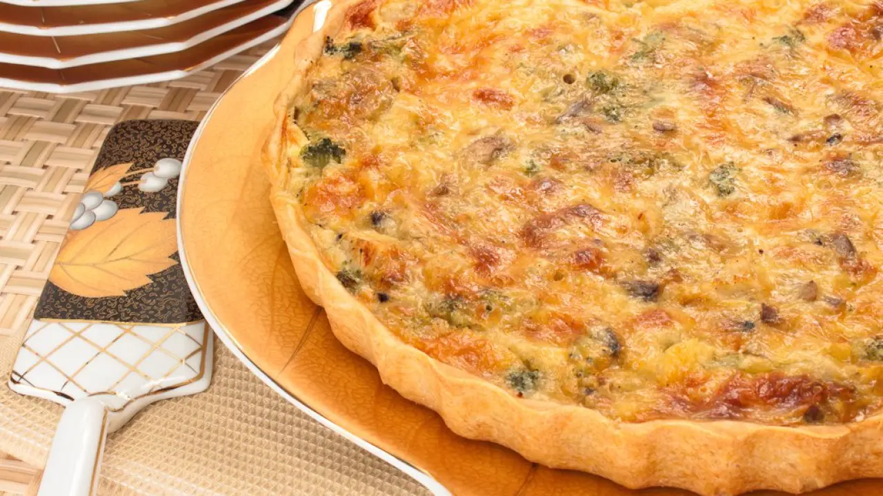 Пирог Лоран с брокколи, грибами и курицей - рецепт с фото