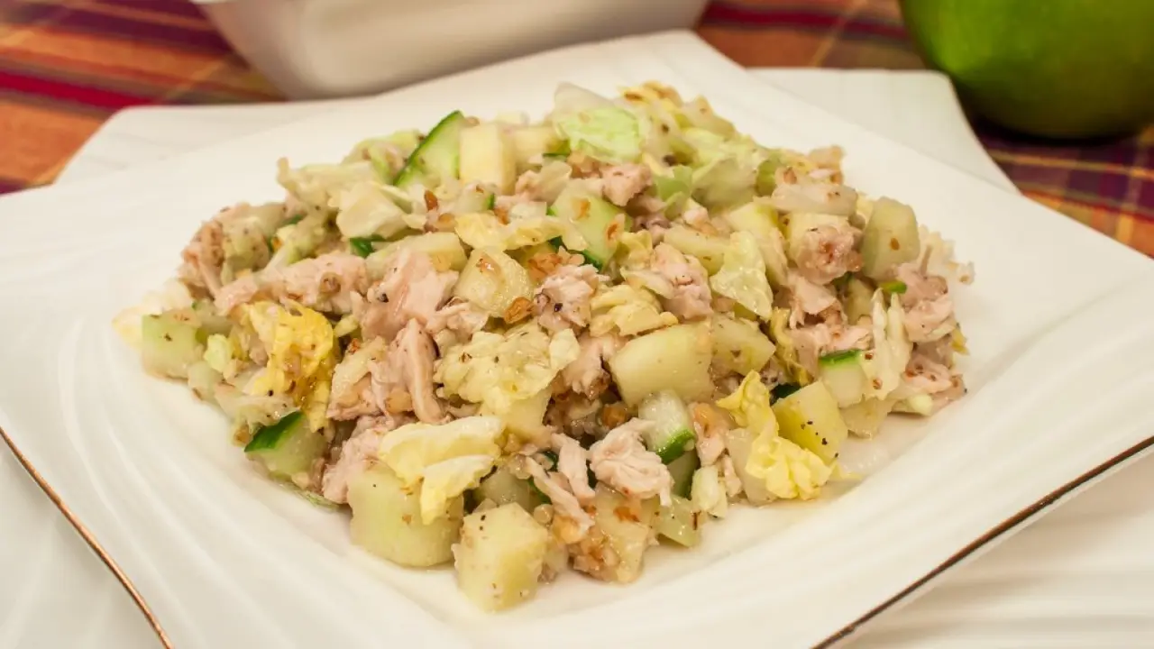 Салат из куриного филе с орехами и огурцами - рецепт с фото